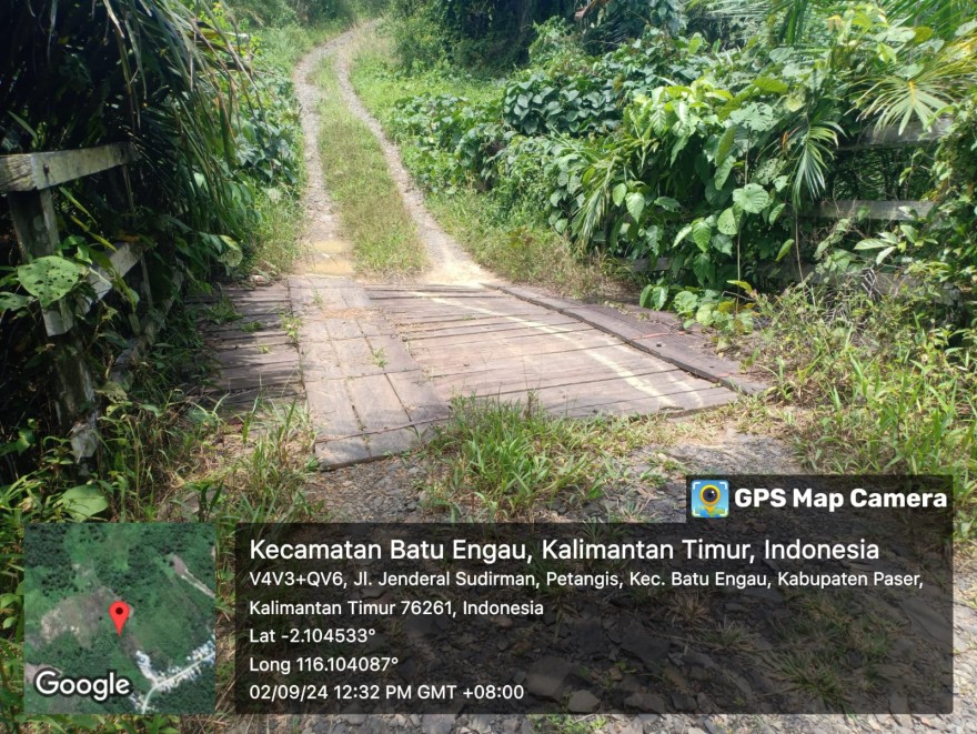 Petani Desa Petangis Was Was Melewati Jembatan yang Rapuh